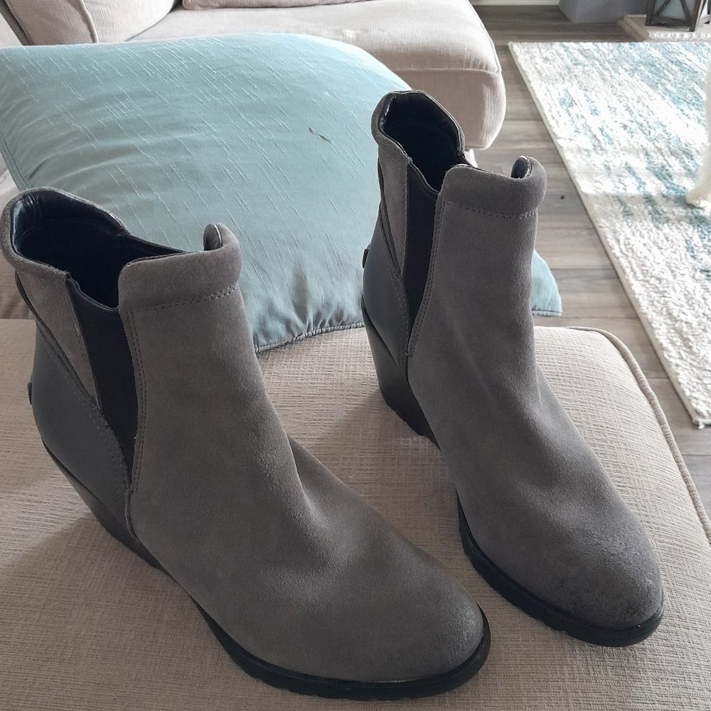 Sorel wedge boots size 8